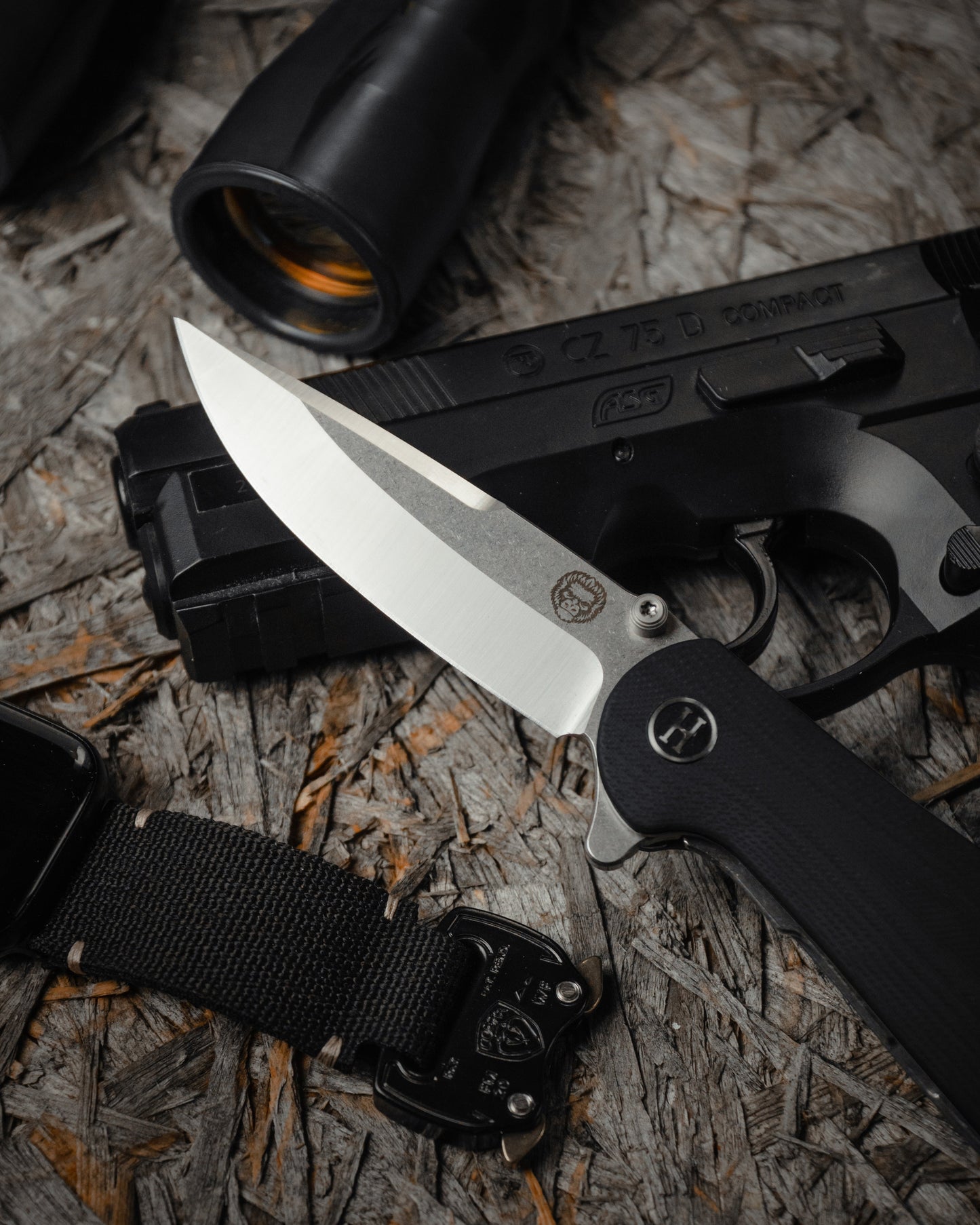 The Straight Back Folding Pocket Knife Giftset for Men and Women (Black and Blue)